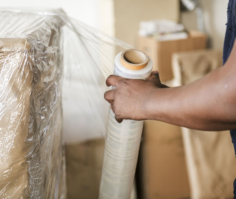 Mann verpackt Möbel und Kartons