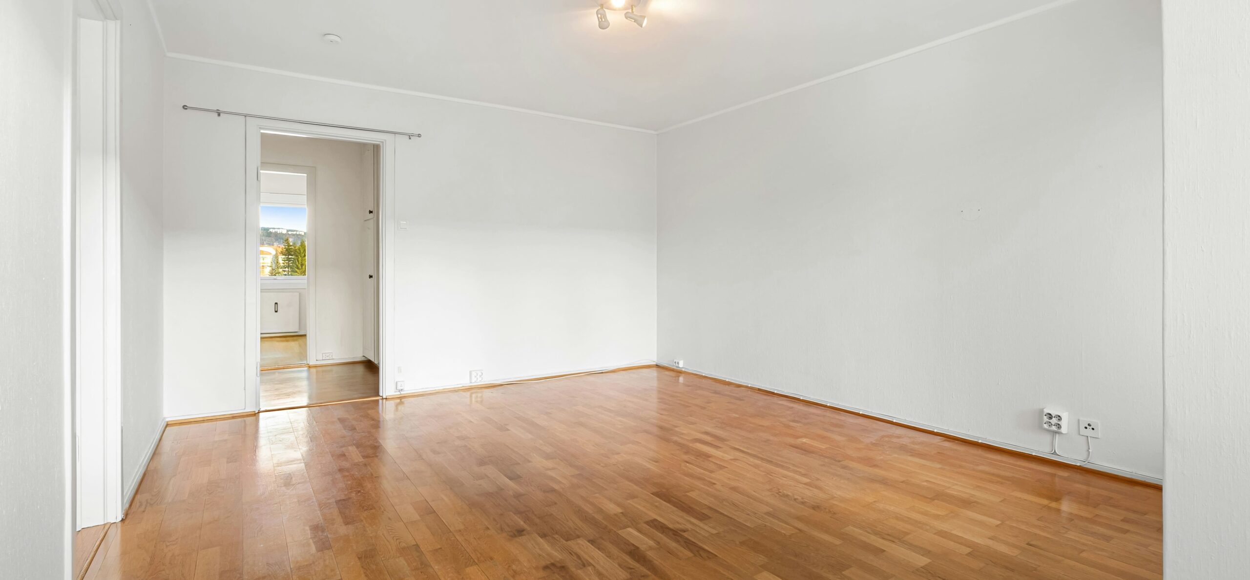 leere Wohnung mit Holzboden